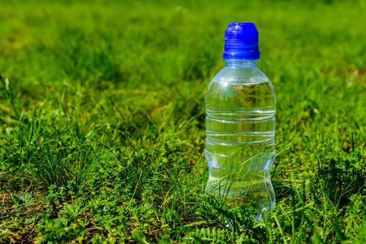 botella plastico agua jardin